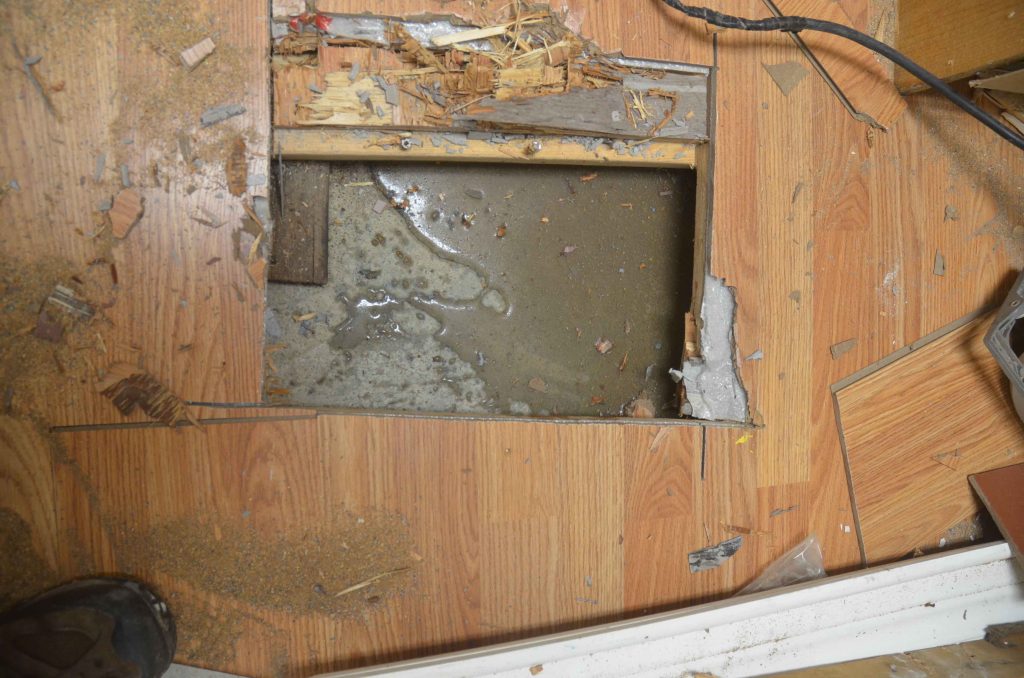 Identification d'un vice caché souvent coûteux à réparer: l'infiltration d'eau au sous-sol.